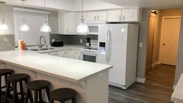 KylskÄp, mikrovÄgsugn, ugn och spishÀll