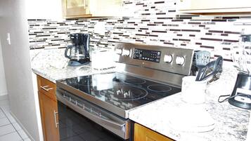 Een koelkast, een magnetron, een oven, een kookplaat