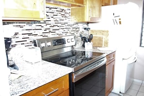 Geladeira, micro-ondas, fogão, cooktop