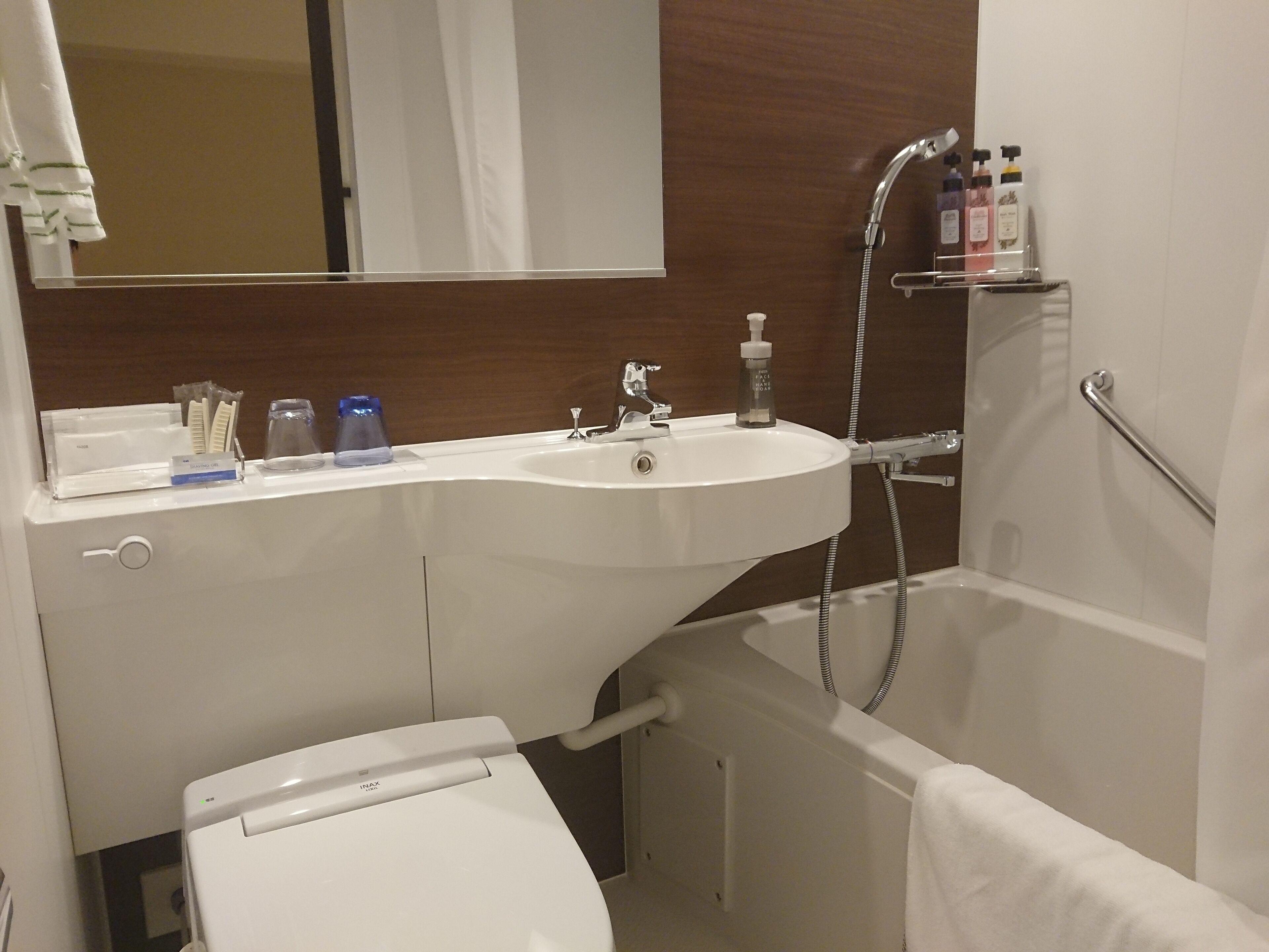 Baño | Tina con regadera, amenidades de baño gratuitas, secadora de cabello 