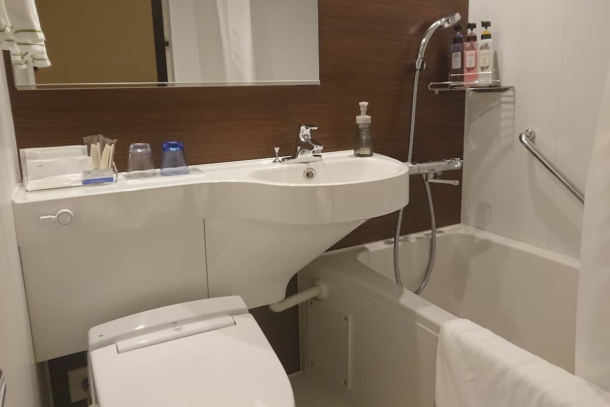 Baño | Tina con regadera, amenidades de baño gratuitas, secadora de cabello