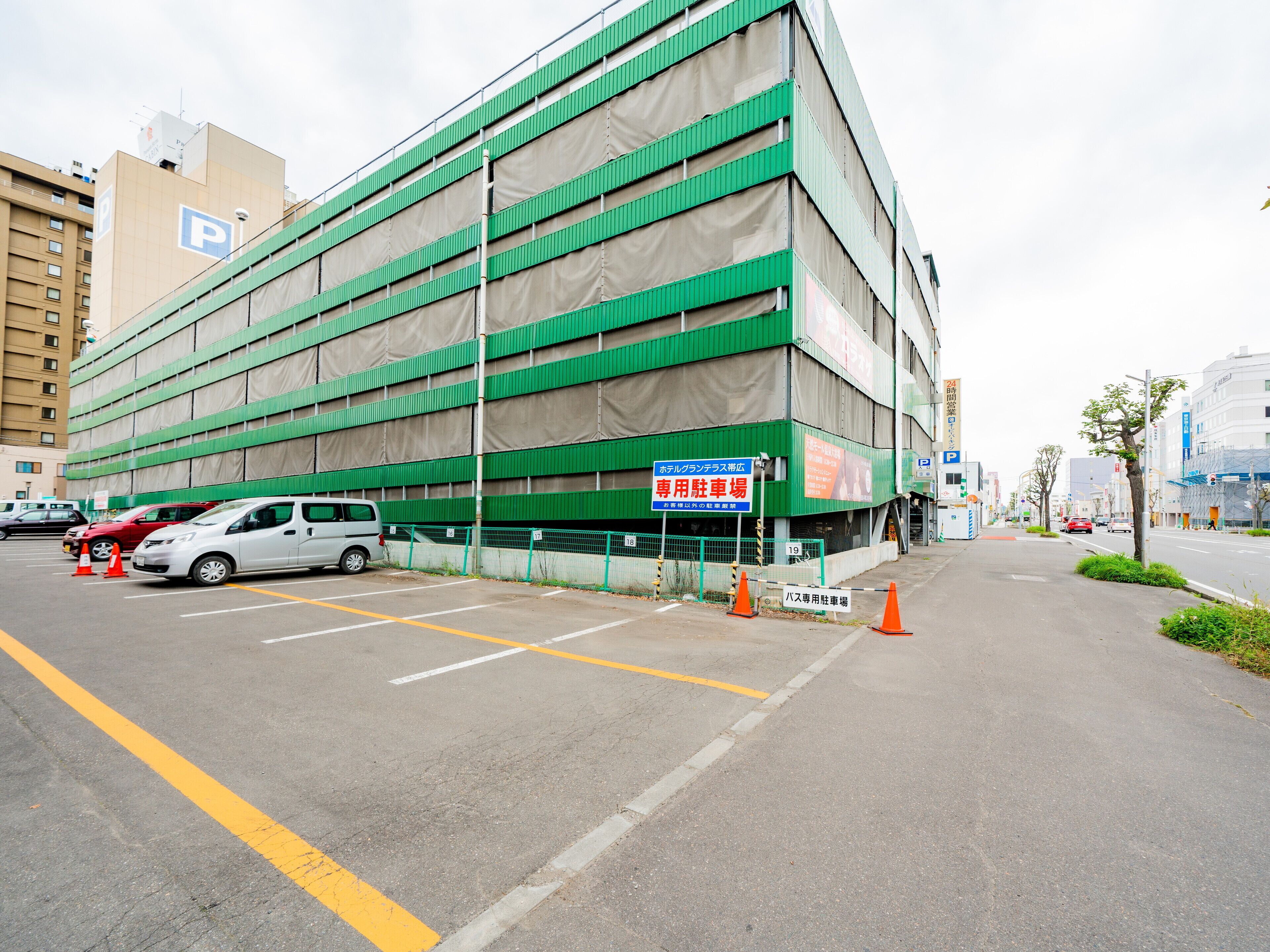 self-parking (surcharge) 600 per night