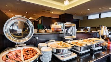 Daily buffet breakfast (JPY 1100 per person)