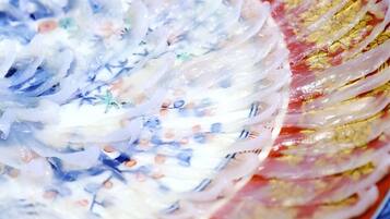 Eine Nahaufnahme von farbigem, durchscheinendem Plastikbeuteln, gefüllt mit verschiedenen Gegenständen.