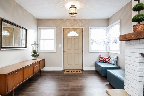 Updated vintage style cottage near McKennan Park & next to Avera