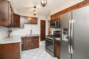 Frigorífico, microondas, horno y placa de cocina