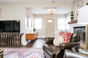 Una televisión, una chimenea