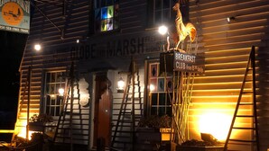 A wooden building with a sign reading "GLOBE IN THE MARSH" and "BREAKFAST CLUB from 8:30 daily." -  Holiday rental in Rye, sleeps up to 6 with private gated driveway (Rye)