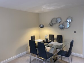 Dining - Holiday rental in Rye, sleeps up to 6 with private gated driveway (Rye)