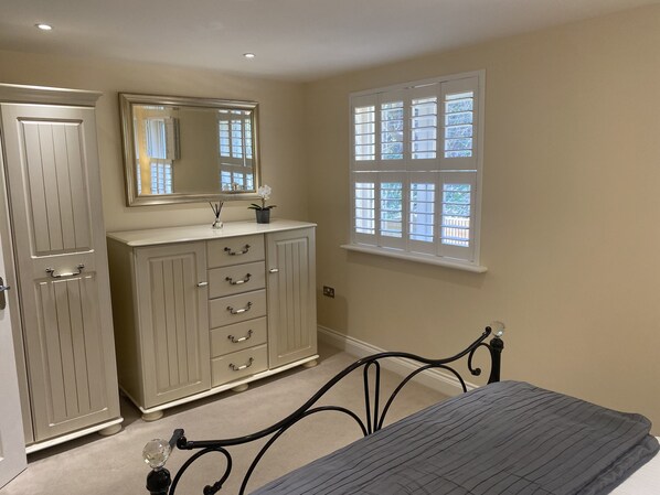 3 bedrooms, iron/ironing board, free WiFi, bed sheets - Holiday rental in Rye, sleeps up to 6 with private gated driveway (Rye)