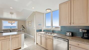 Réfrigérateur, four à micro-ondes, un four, surface de cuisson