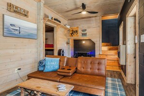 Una Smart TV, videojuegos, un reproductor de DVD, libros