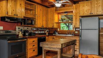 Køleskab, mikrobølgeovn, ovn, kogeplade