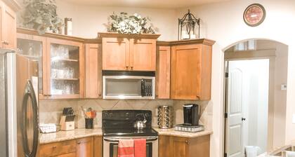 Clean, Comfy, and Cozy Near Everything! (Family and Dogs Friendly:)