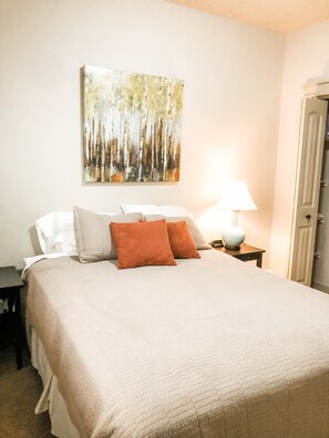 3 bedrooms, desk, iron/ironing board, travel crib - Clean, Comfy, and Cozy Near Everything! (Family and Dogs Friendly:) (Meridian)