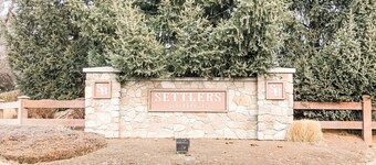Clean, Comfy, and Cozy Near Everything! (Family and Dogs Friendly:)