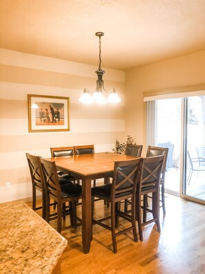 Dining - Clean, Comfy, and Cozy Near Everything! (Family and Dogs Friendly:) (Meridian)