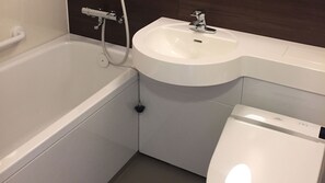 A bathroom with a bathtub, a sink, and a toilet. - Kohan no Yado Fujiya Ryokan (Shinano)