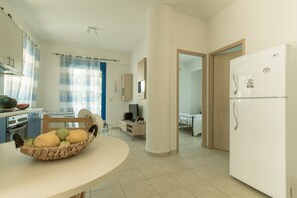 Refrigerador, horno, parrilla de estufa y cafetera y tetera 