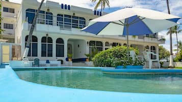 Outdoor pool, pool loungers