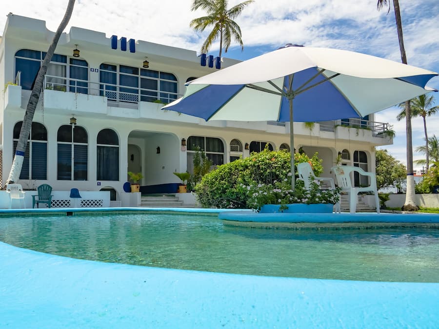 Una piscina al aire libre, sillones reclinables de piscina
