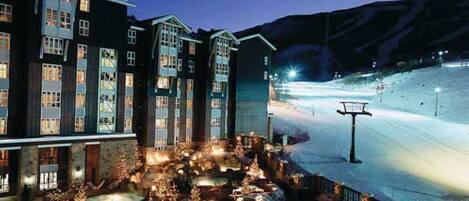 Een buitenzwembad en een verwarmd zwembad