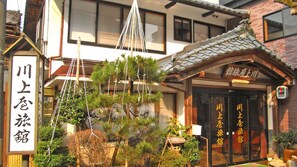 A traditional Japanese building with a sign reading "川上旅館". - Murasugi Onsen Kawakamiya Ryokan (Agano)