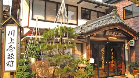 Exterior detail. Murasugi Onsen Kawakamiya Ryokan