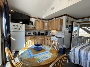 Refrigerador, microondas, parrilla de estufa y utensilios de cocina