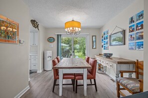 Dining - High Tider-Pet Friendly Home in Harkers Island, NC (Harkers Island)