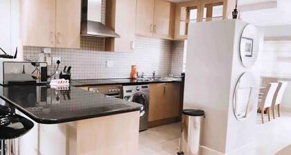 Exclusive Cul-de-Sac: 2 Bed En-suite Lux Skyline