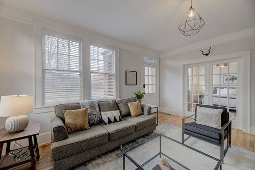 Spacious Industrial Modern Apt 2BR 1BA Downstairs