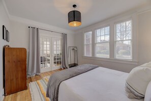 2 bedrooms, desk, iron/ironing board, WiFi