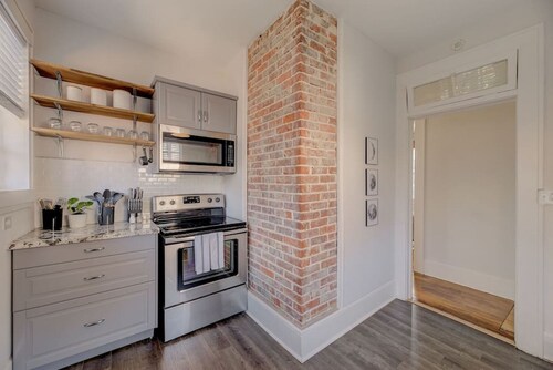 Spacious Industrial Modern Apt 2BR 1BA Downstairs