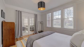 2 bedrooms, desk, iron/ironing board, WiFi