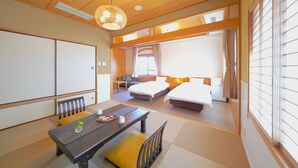 Una habitación tradicional japonesa con suelo de tatami, una mesa de madera baja y una cama plegable estilo futón.
