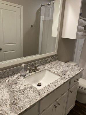 Duschwanne, Haartrockner, Handtücher, Seife