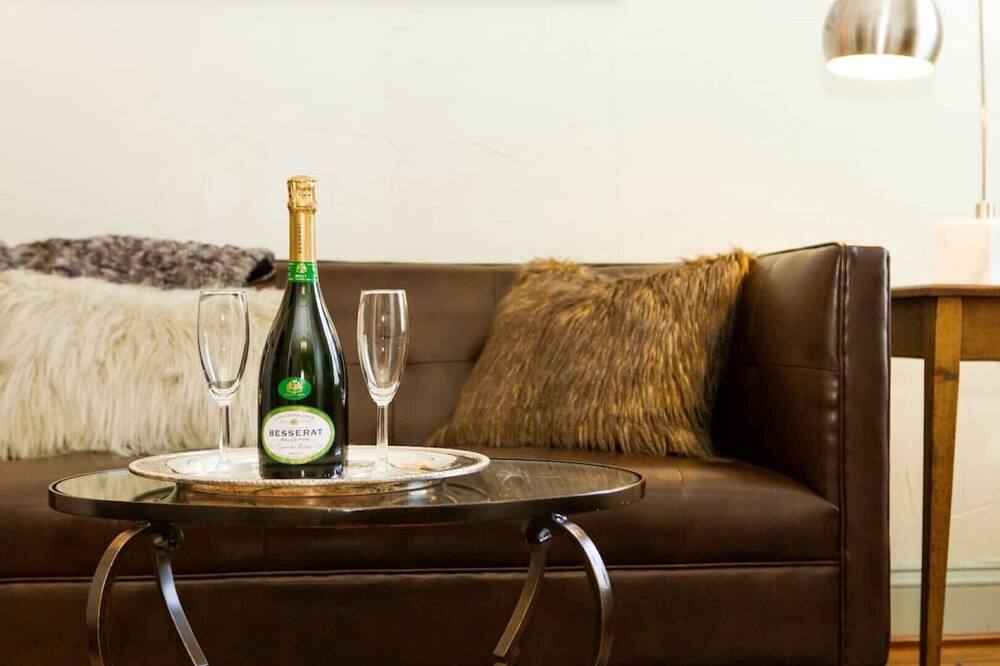 302 - The McLaughlin Suite - James Buchanan Hotel