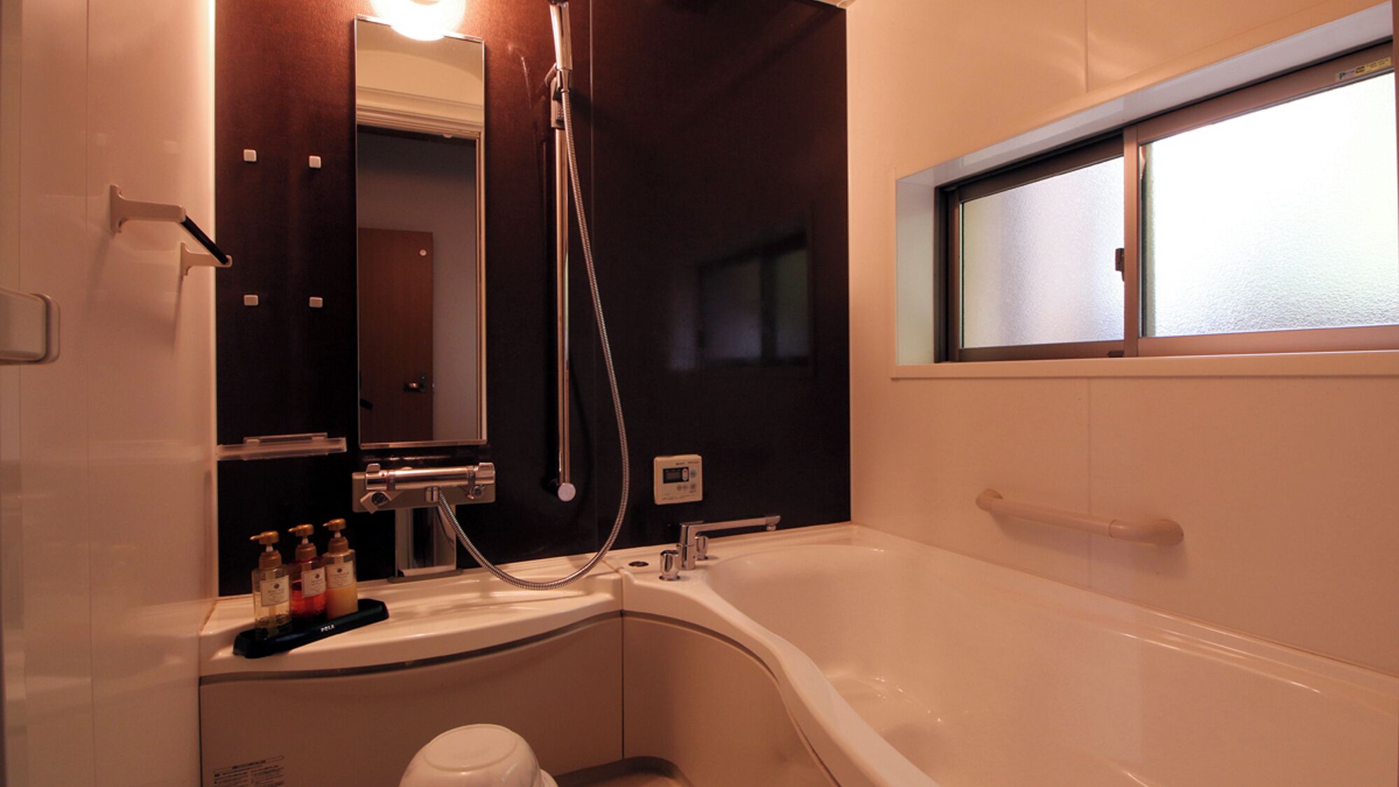 Un baño con bañera, ducha, inodoro y ventana.