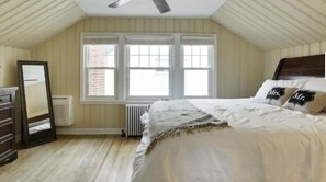 3 bedrooms, desk, iron/ironing board, free WiFi - Fulton Retreat - Downtown Minneapolis - 50th and France! (Minneapolis)