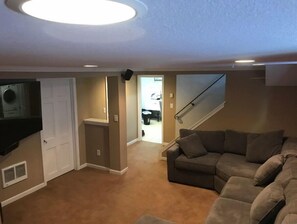 Smart TV, stereo, printers - Fulton Retreat - Downtown Minneapolis - 50th and France! (Minneapolis)