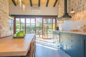 Refrigerador, microondas, lavavajillas y cafetera y tetera 