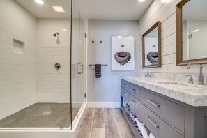 Combined shower/tub, hair dryer, towels