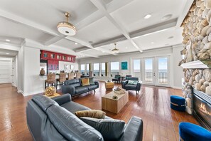 Smart TV - LUXURY BEACHFRONT MANSION 6 BEDROOM (Ponte Vedra Beach)