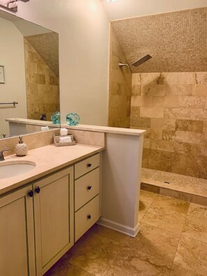 Ensemble douche/baignoire, baignoire à jets, sèche-cheveux