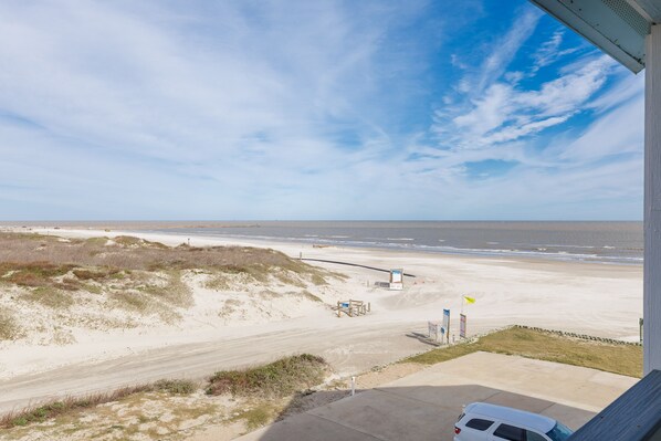 On the beach - Beachfront Condo | Stunning Ocean & Pool Views, 3 Balconies (Corpus Christi)