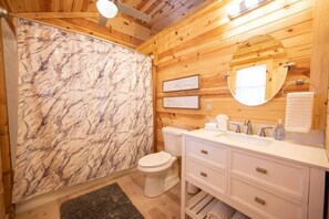 Duschwanne, Haartrockner, Handtücher, Seife