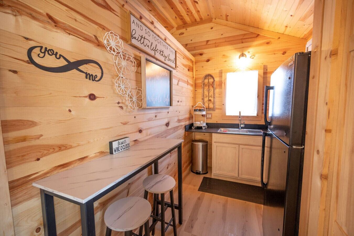 Een koelkast, een magnetron, een koffiezetapparaat/waterkoker