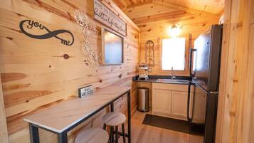 Een koelkast, een magnetron, een koffiezetapparaat/waterkoker