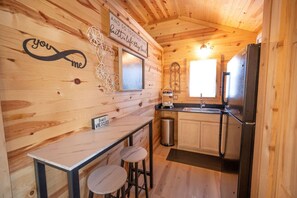 Jääkaappi, mikroaaltouuni, kahvin-/teenkeitin, leivänpaahdin